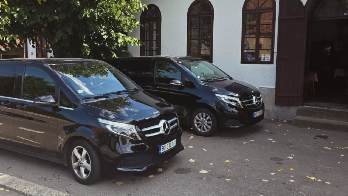hotela tesla - docek ispred Hotel Tesla (ne mesati sa aerodromom). hotela tesla: Vracar gegen Flughafen Nikola Tesla