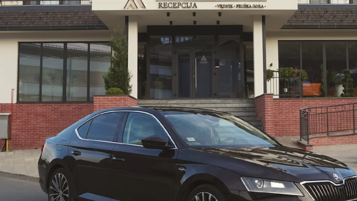 hotela tesla - docek ispred Hotel Tesla (ne mesati sa aerodromom). Selber Tag ab Sumatovacka 42, Vracar