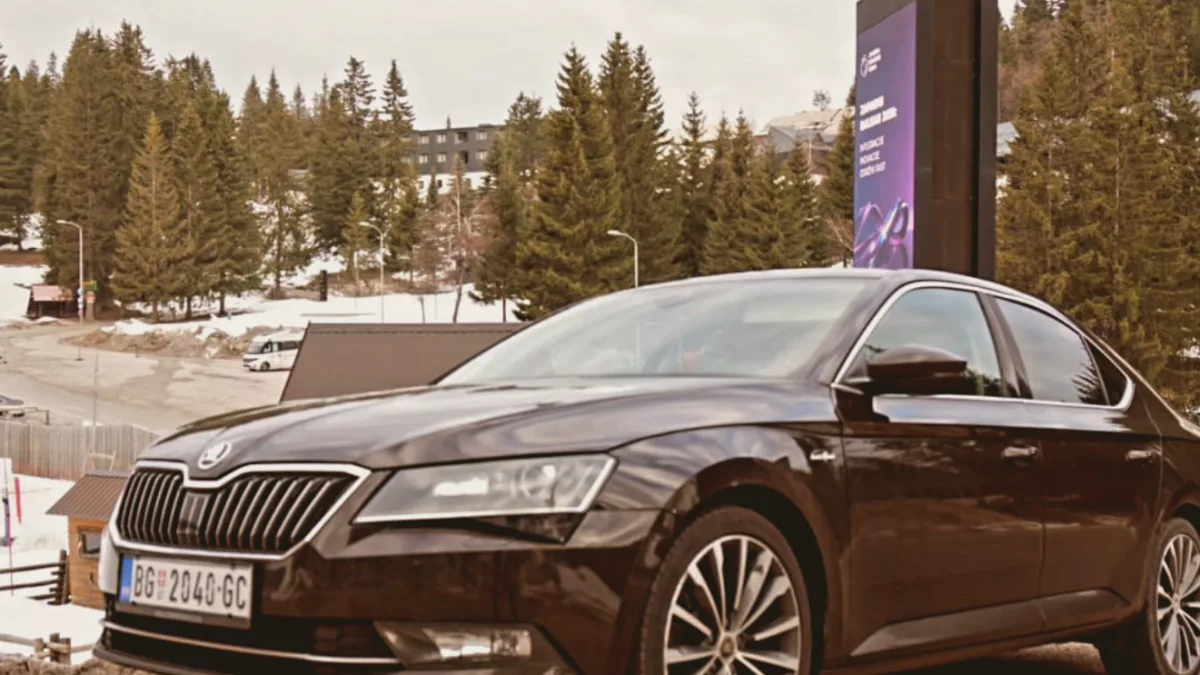 hotela tesla - docek ispred Hotel Tesla (ne mesati sa aerodromom). Zweiter Stopp?