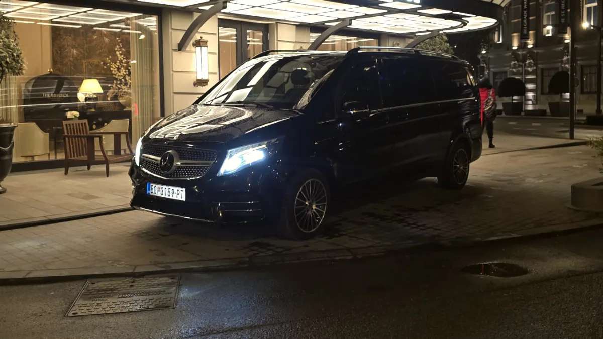 Airport transfer Hotel Moskva: transfer moskva: cultural monument and curb